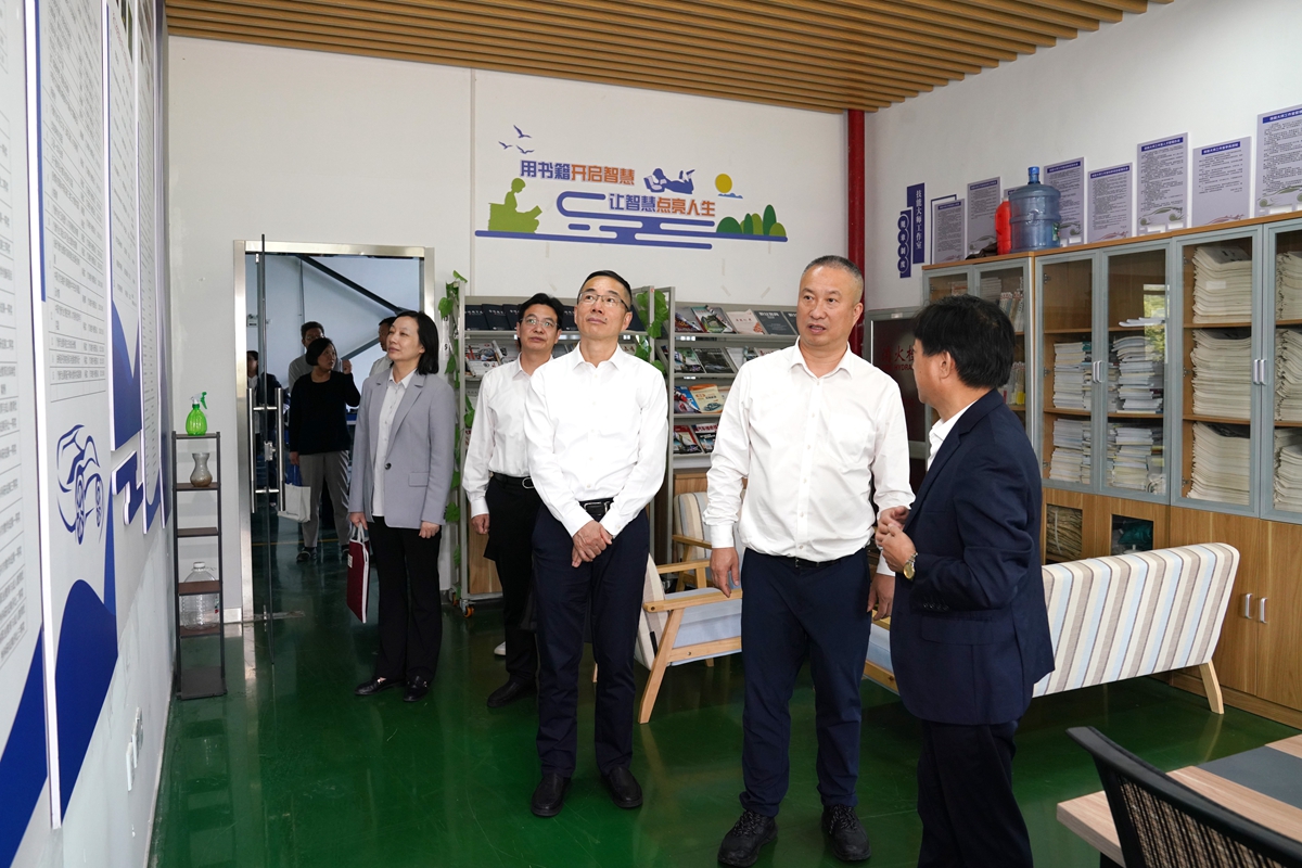 20241009市國資委黨委書記、主任陳文榮調(diào)研嘉興市交通學(xué)校，右起吳曉斌、陳文榮、柏衛(wèi)東、朱建華、李利（李阿梅 攝）.jpg