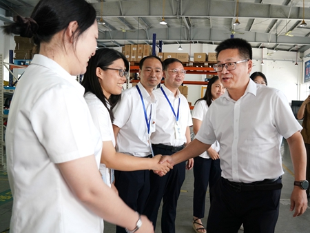 【20240906】集團(tuán)領(lǐng)導(dǎo)慰問交通學(xué)校教師，何宇?。ㄓ乙唬ɡ畎⒚窋z）.jpg