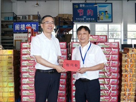 【20240906】集團(tuán)領(lǐng)導(dǎo)慰問交通學(xué)校教師，柏衛(wèi)東（左）吳曉斌（右）（李阿梅攝）.jpg